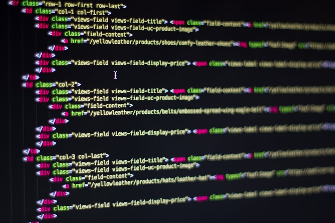 Syntax-highlighted HTML code snippet showing table rows and div elements